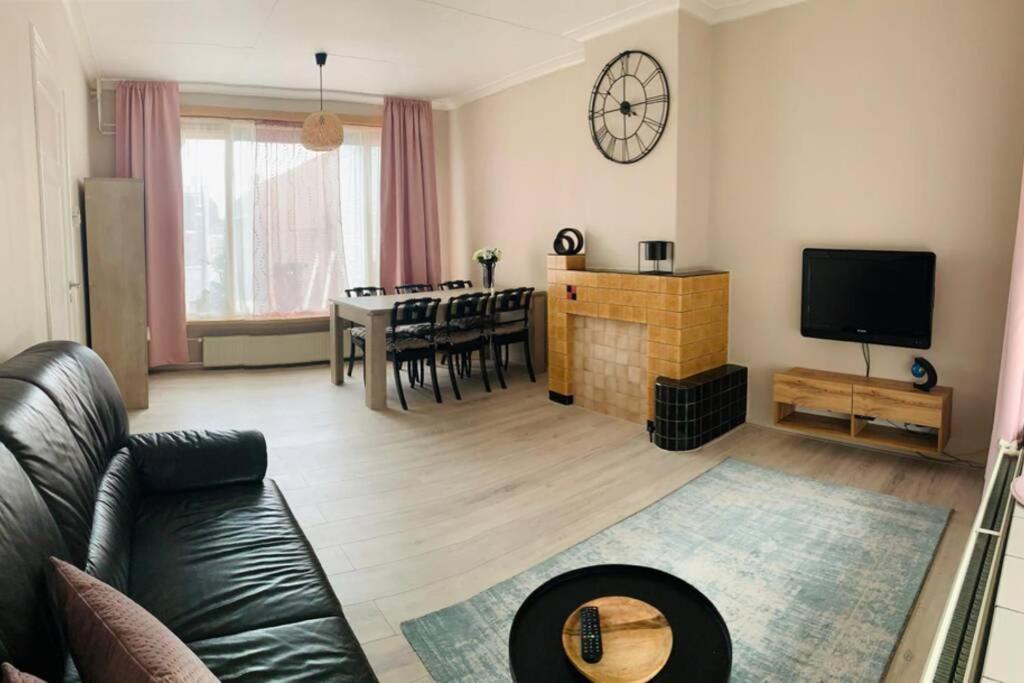 Cosy House In The Heart Of The Center! Apartment Oostburg Bagian luar foto