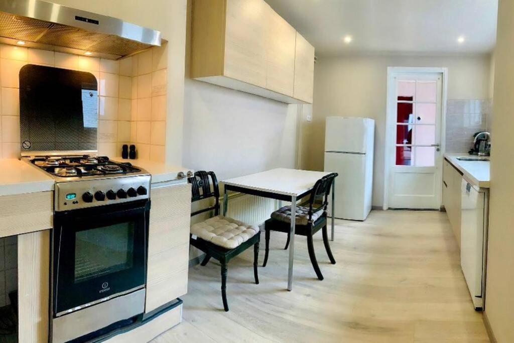 Cosy House In The Heart Of The Center! Apartment Oostburg Bagian luar foto